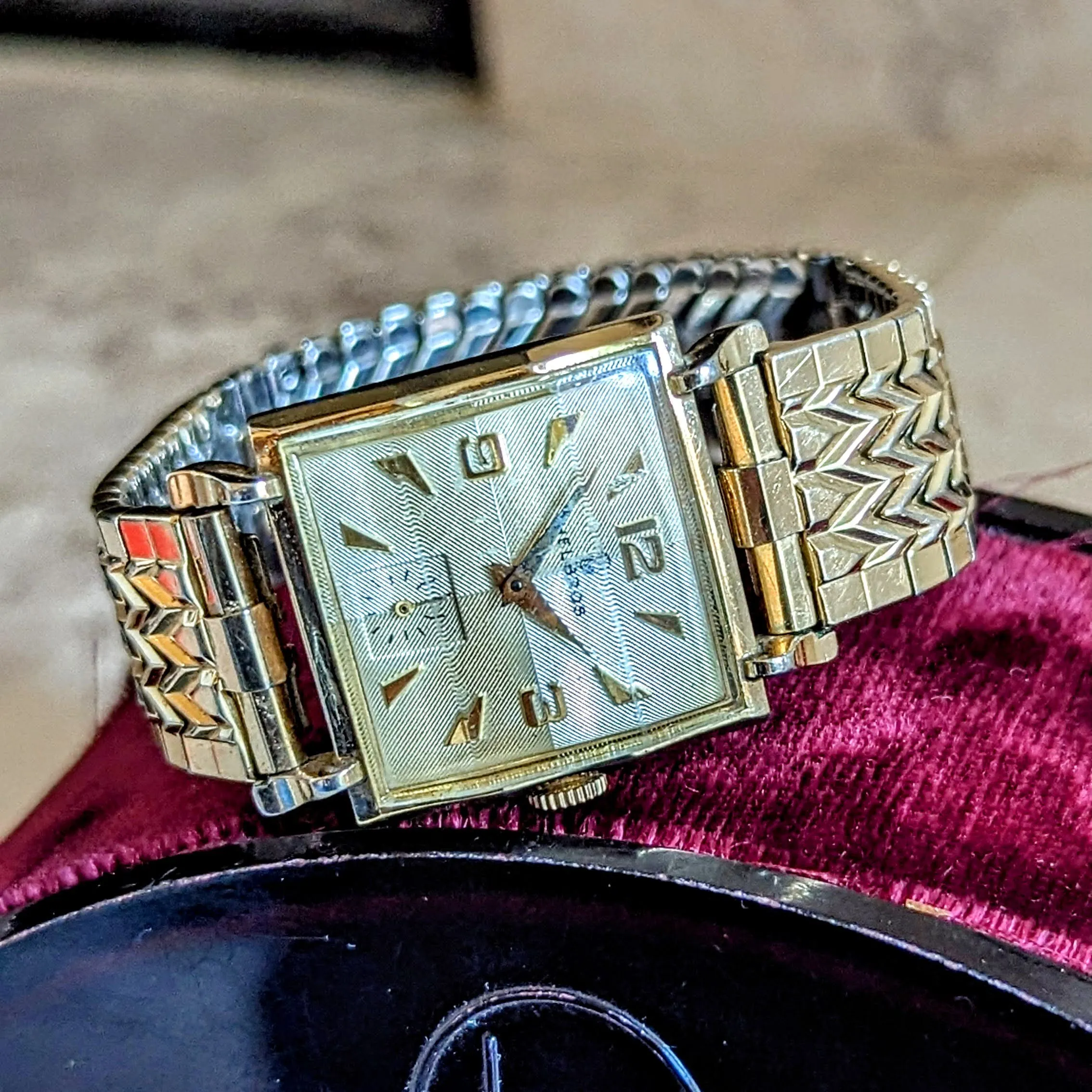 HELBROS Wristwatch 17 Jewels Swiss Caliber 101 Fancy Case, Crystal, Lugs & Bracelet Watch