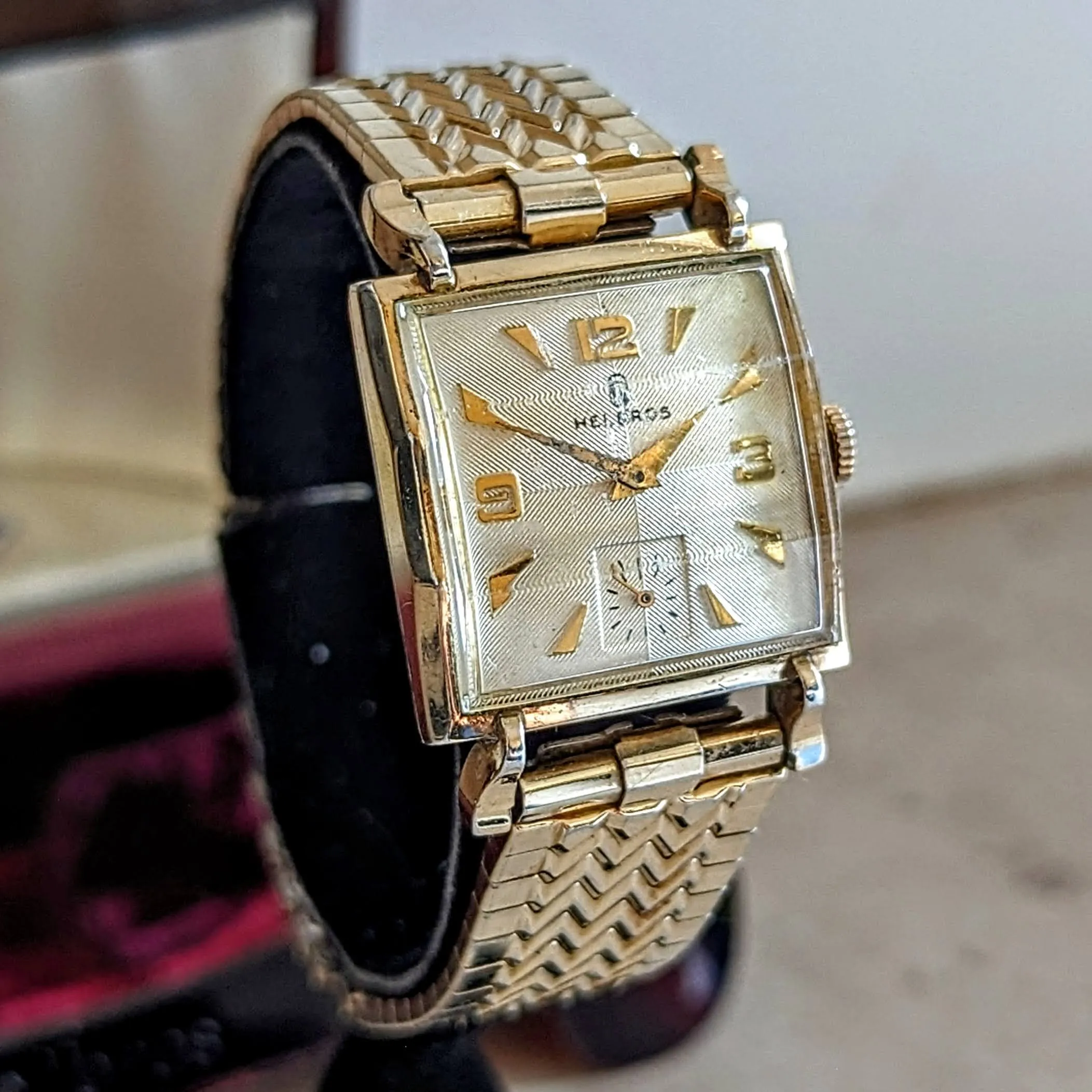 HELBROS Wristwatch 17 Jewels Swiss Caliber 101 Fancy Case, Crystal, Lugs & Bracelet Watch