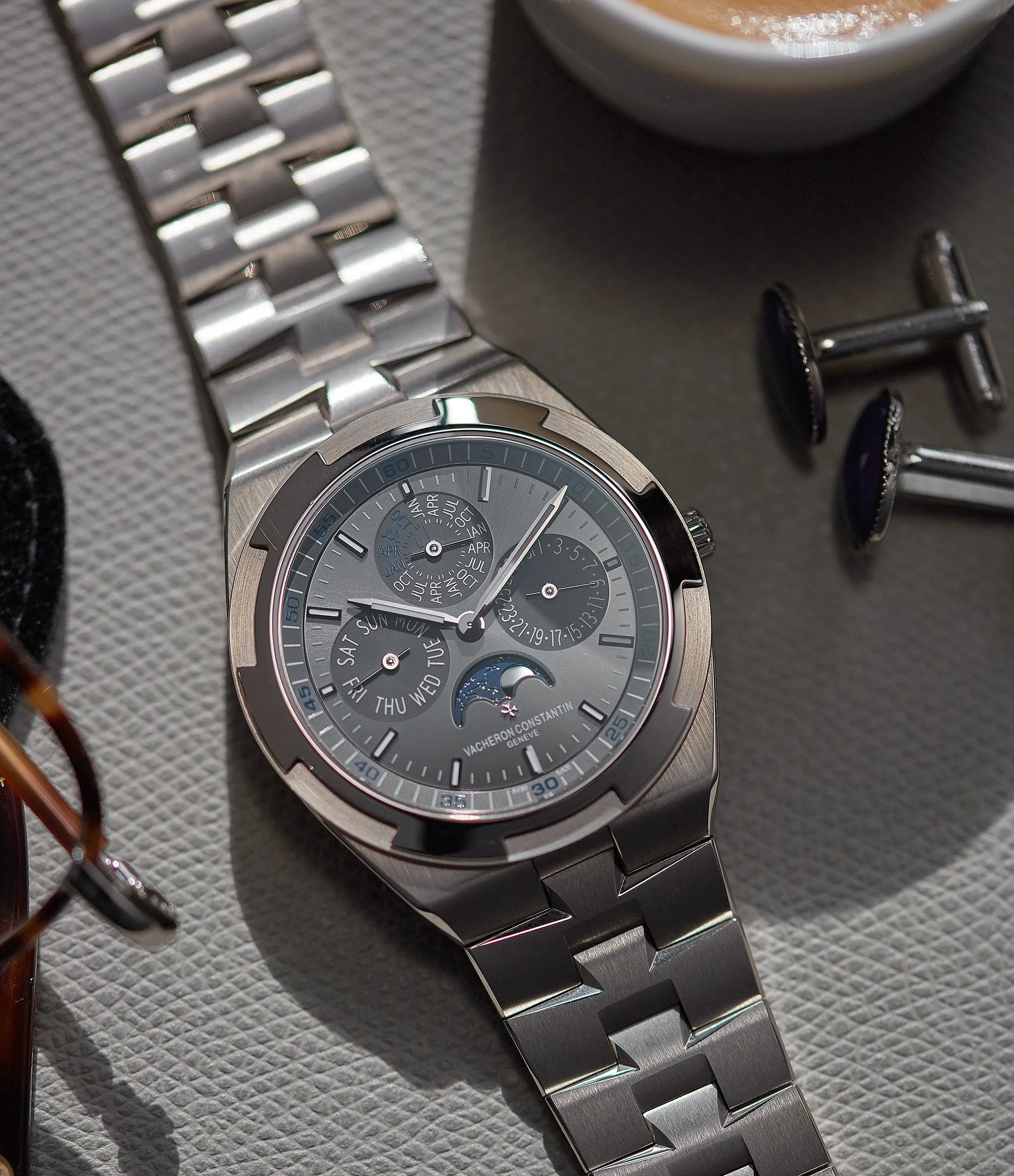 Overseas Perpetual Calendar | Ultra Thin | White Gold