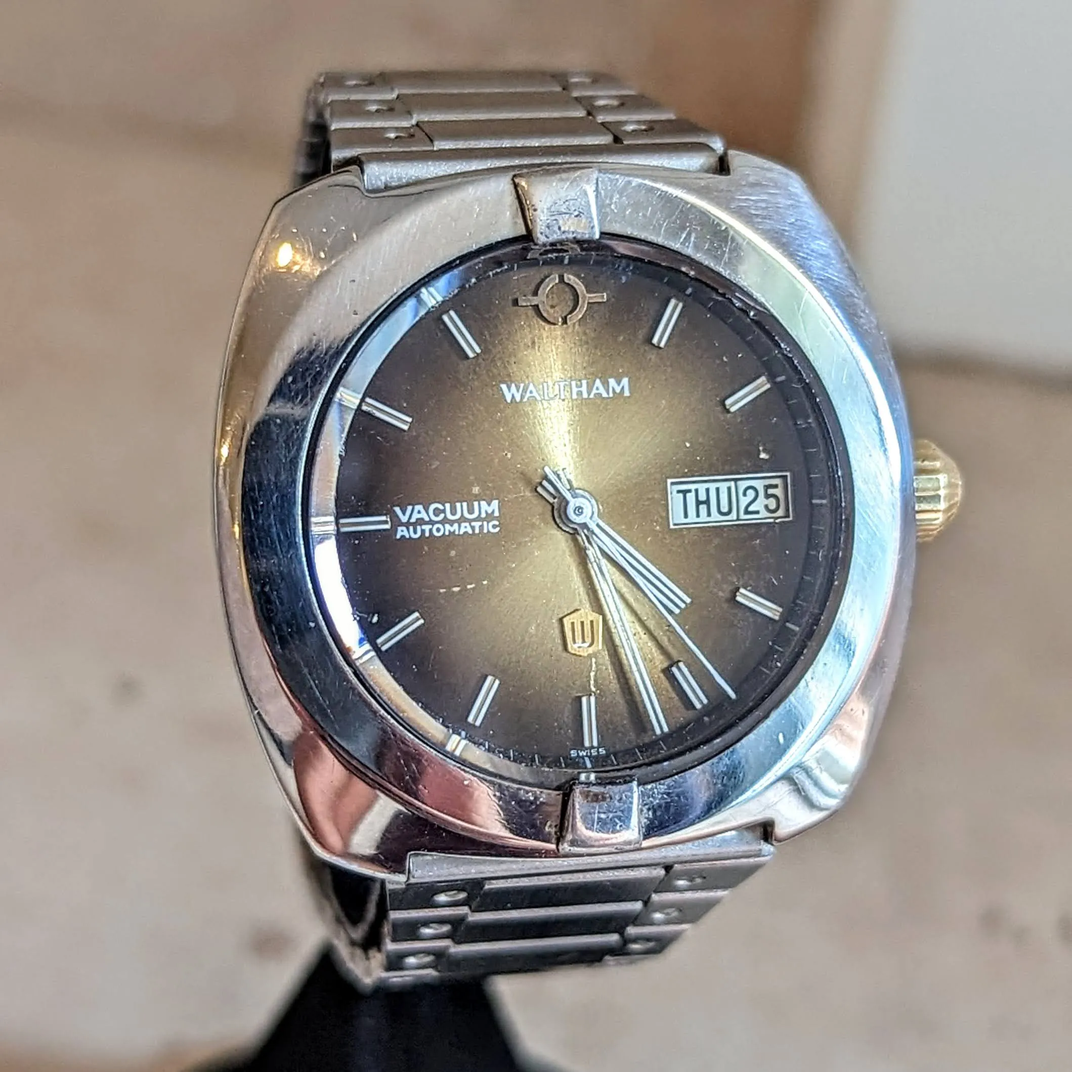 WALTHAM VACUUM Automatic Wristwatch Day/Date 1970s Vintage Watch