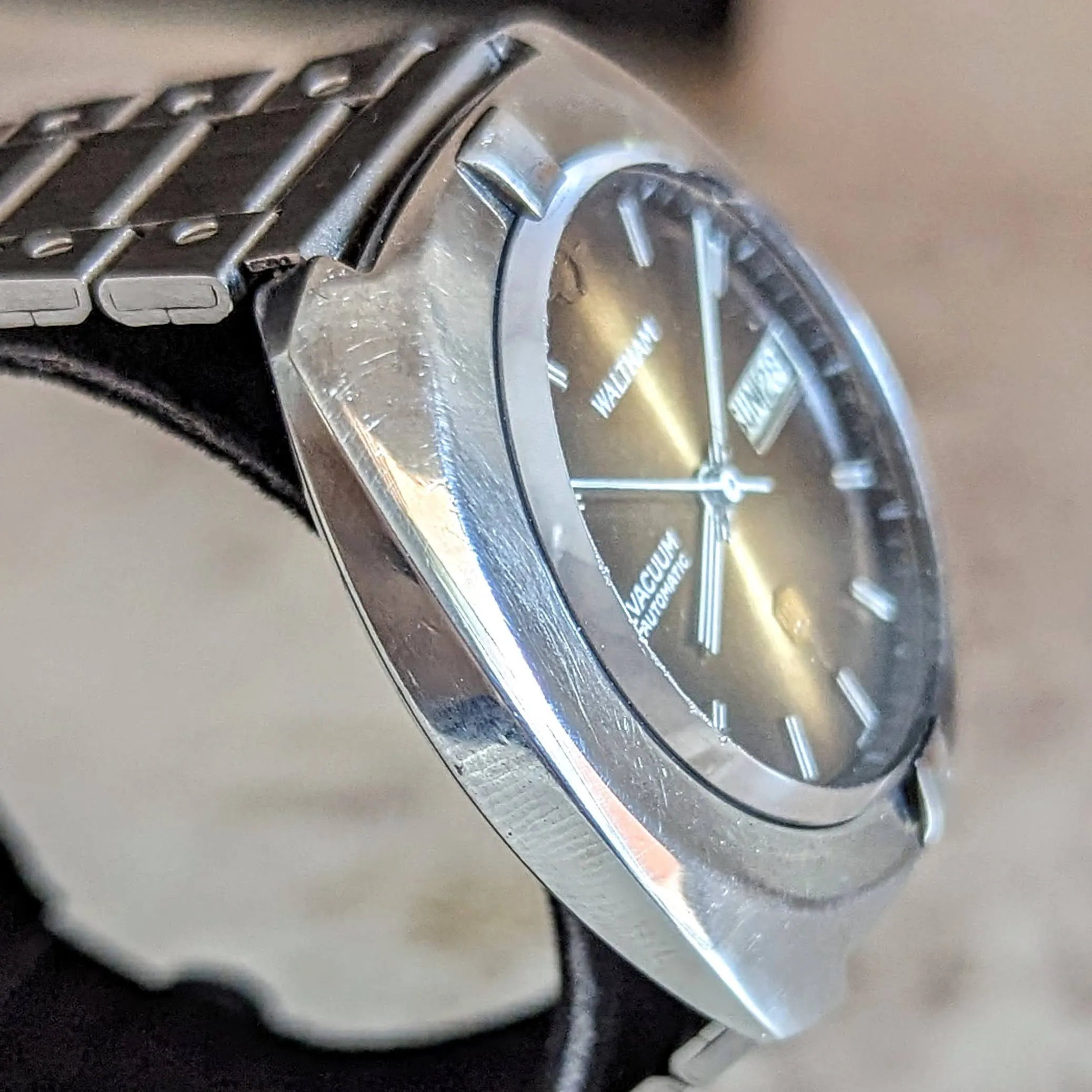 WALTHAM VACUUM Automatic Wristwatch Day/Date 1970s Vintage Watch
